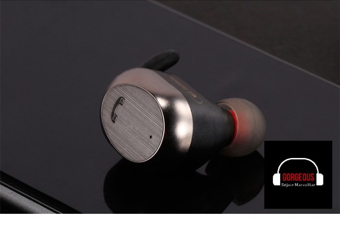 Con estos increíbles Mini Audífonos Bluetooth Manos Libres, tendrás horas de diversión para esuchar tu música deseada, realizar conversaciones, etc. El modelo compacto de este auricular manos libres, lo hace perfecto para transportarlo con mucha comodidad, además de ser ergonómico para que calce perfecto en tus oídos. La batería de Litio de estos Audífonos BT, le da un tiempo de trabajo de aproximadamente 6 horas de uso, con una velocidad de carga al 100% mediante USB de aprox unos 40 min. Esto variará dependiendo del amperaje del cargador de celular que utilices. De fácil conexión a tu teléfono, es además compatible con prácticamente todos los modelos Smartphone Android e IOS. Su alcance Bluetooth es de 10 metros aprox.