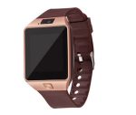 Comenzaremos hablando de la caja del smartwatch DZ09, la cual es robusta y de cartón, algo que ya nos veníamos imaginando dado que prácticamente todos los smartwatches de este estilo vienen en cajas muy, pero que muy parecidas. En la parte superior podemos ver que trae impreso un dibujo del reloj, dándonos una pista de cómo será el dispositivo. Además, trae pegados varios adhesivos indicándonos entre otras cosas el color de nuestro smartwatch. En cuanto a la parte trasera de la caja decir que no tiene nada impreso ni pegatinas. La parte delantera del smartwatch DZ09 está ocupada por su pantalla LCD IPS OGS HD de 1,56 pulgadas con una resolución de 240 x 240 pixeles. Como podrás ver en los videos demostrativos del reloj chino DZ09 este se enciende con la palabra smartwatch. La batería con la que cuenta este smartwatch barato es de litio de 380 mAh y también podremos ver su sello de calidad CE. En la parte superior posee su micrófono y la cámara de 0.3 megapíxeles con una resolución de 320 x 240 pixeles. En la parte inferior observamos el único botón físico de nuestro reloj inteligente. Si nos fijamos en sus laterales, en la parte izquierda del dispositivo hallaremos el puerto de carga micro USB de nuestro reloj, en el que como veis le acompaña una tapa de goma, la cual impedirá la entrada de polvo o cualquier otra impureza. En su zona derecha no hay nada que comentar de este incríeble accesorio para usar con tu celular. La correa del DZ09 es de goma haciéndola cómoda y adaptable a todo estilo de muñeca. La hebilla es metálica y ancha.